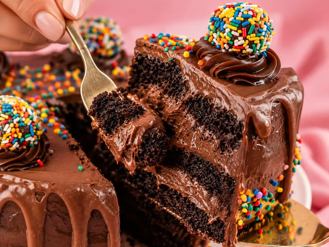 Fatia de bolo de chocolate com brigadeiro, criada com a direção certa de prompt